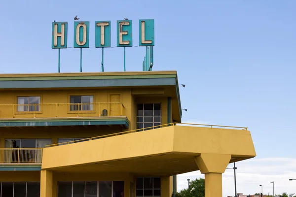 Old Grungy Hotel Sign Above Highway Motel — Stock Photo, Image