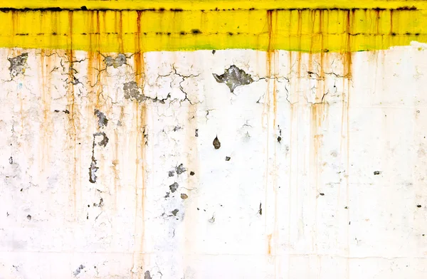 Pared vieja cubierta de grunge con óxido y pintura amarilla — Foto de Stock