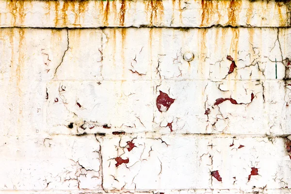Грязная старая стена с ржавой желтой пайнтом — стоковое фото