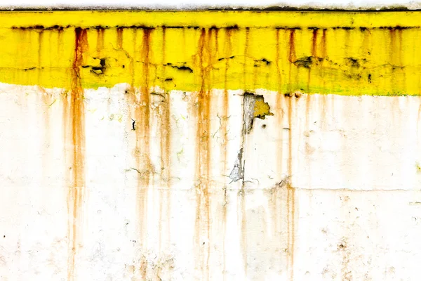 Aşınmış duvar eski paslı sarı boya ile — Stok fotoğraf