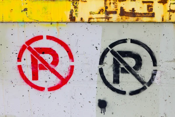 Žádné parkovací značka namalovaná na výstřední zeď — Stock fotografie