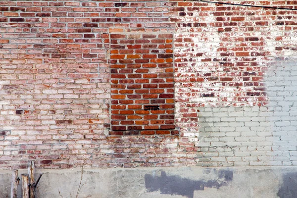 Mur z cegły pokryte guma i okna — Zdjęcie stockowe
