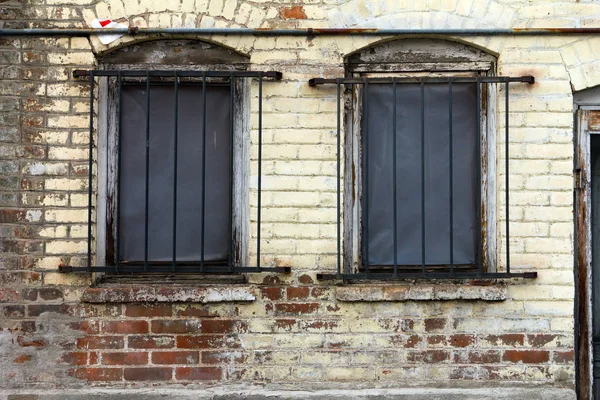 Dreckige alte Fenster mit Gittern — Stockfoto