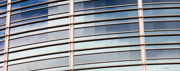 Modelo de reflexión del cielo en un edificio curvo — Foto de Stock