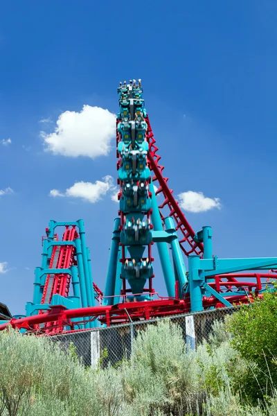 Baş aşağı bir roller coaster — Stok fotoğraf