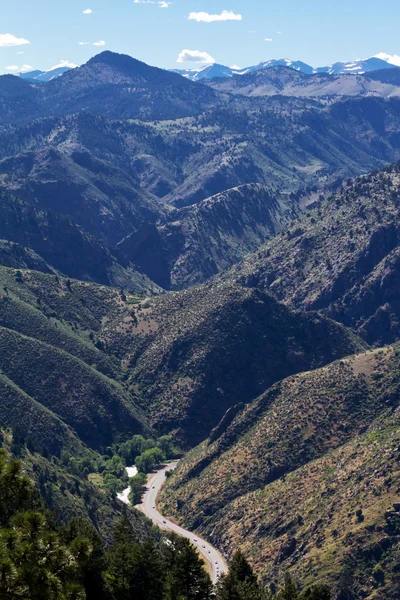 Vindveien gjennom Colorado Mountains – stockfoto