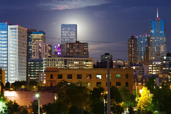 Lua cheia brilhante sobe atrás do horizonte de Denver Colorado — Fotografia de Stock