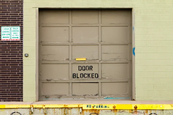 積み下ろしドック - 駐車禁止標識の古い倉庫 — ストック写真