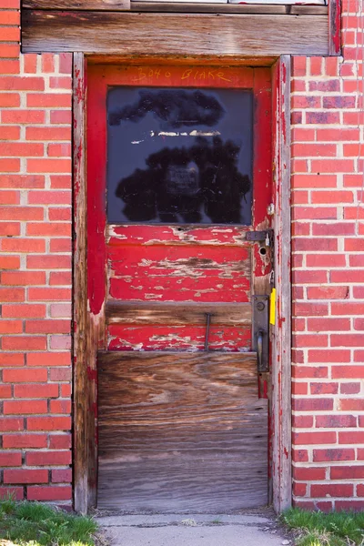 Stare drzwi czerwony mur z cegły — Zdjęcie stockowe