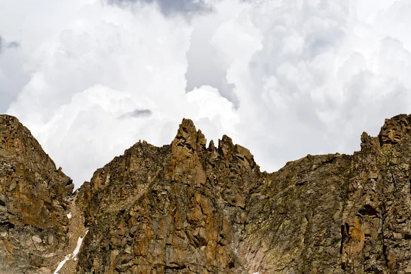 山の峰の背後にある成長の嵐 — ストック写真