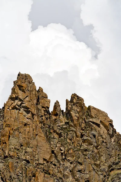 Furtună în creștere în spatele vârfurilor muntelui — Fotografie, imagine de stoc