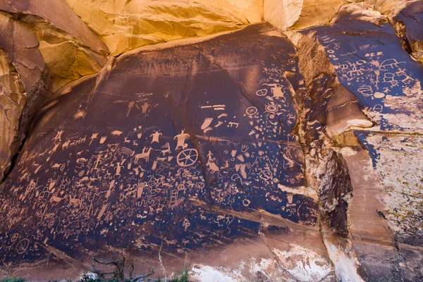Petroglifos Nativos Americanos Newpaper Rock en Utah — Foto de Stock