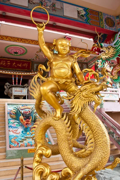 中国の子供たちは龍に乗る. — ストック写真