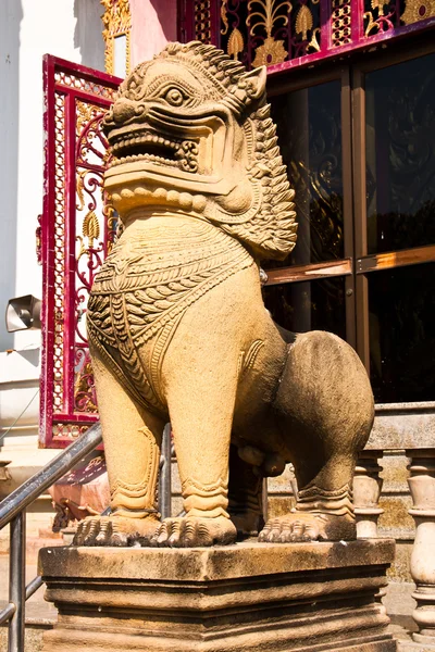 Löwenstatuen aus Stein. — Stockfoto