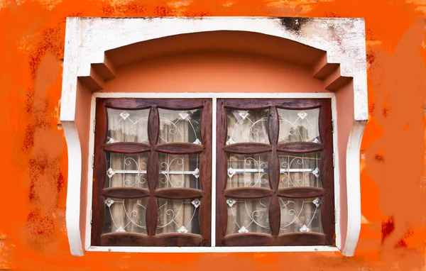Fenêtre sur vieux mur de briques . — Photo