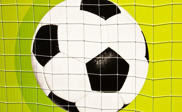 Voetbal op de muur. — Stockfoto
