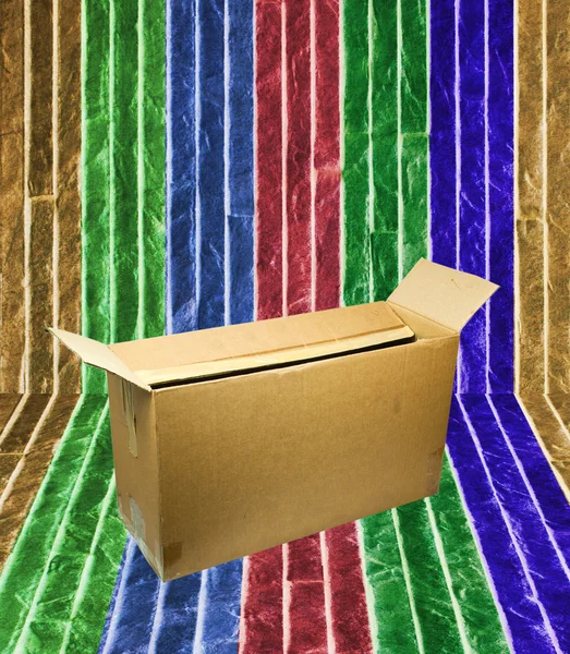 Bruna lådan placeras på väggen. — Stockfoto