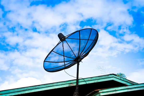 Çatıdaki uydu anteni. — Stok fotoğraf