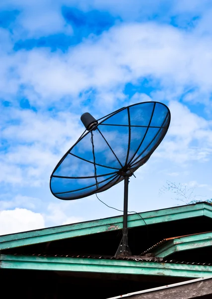 지붕 위에 있는 위성 안테나 — 스톡 사진