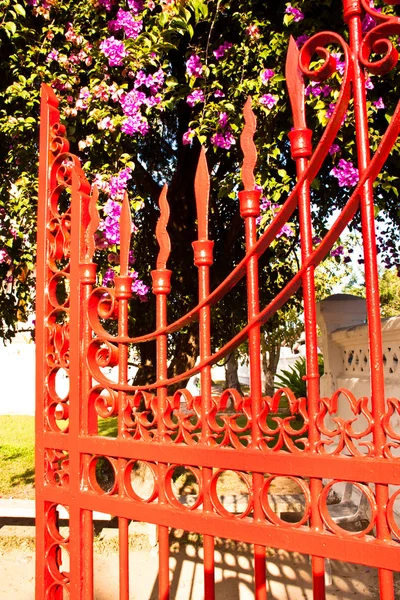빨간 철 울타리. — 스톡 사진