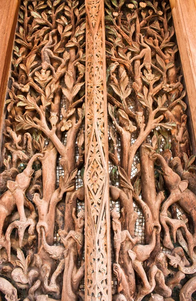 木に刻まれた古代のイメージ — ストック写真