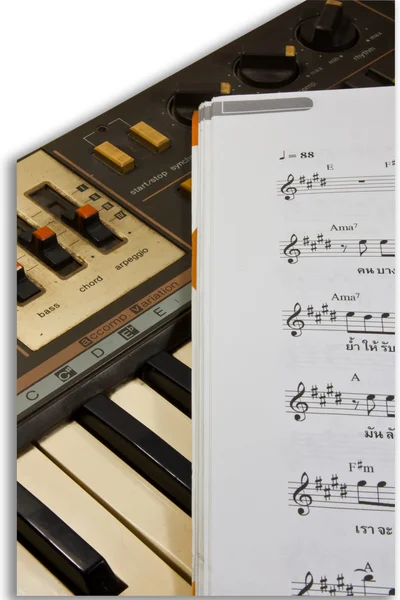 Elektronické piano klávesnici s hudební skóre. — Stock fotografie
