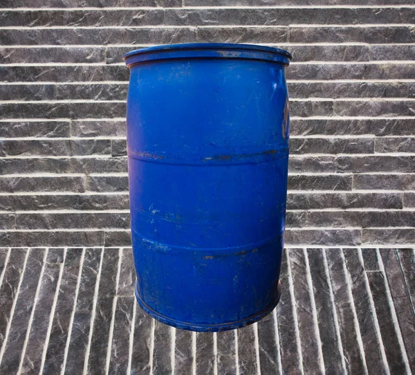 Blauwe vuilnis emmer — Stockfoto