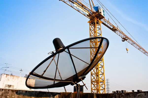 Antena satelitarna na dachu — Zdjęcie stockowe