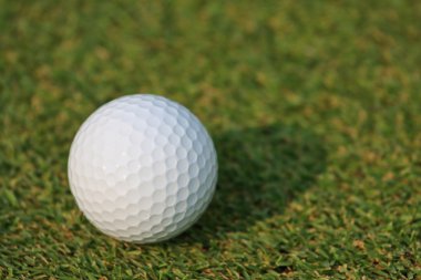 Yeşil çimlerin üzerinde golf topu