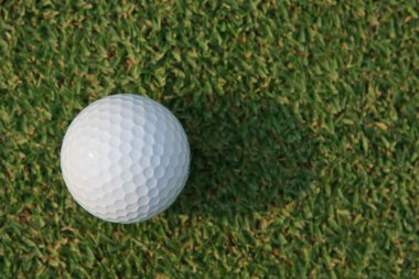 Yeşil çimlerin üzerinde golf topu