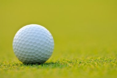 Yeşil çimlerin üzerinde golf topu