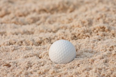 Golf topu ve kum BUNKERİ