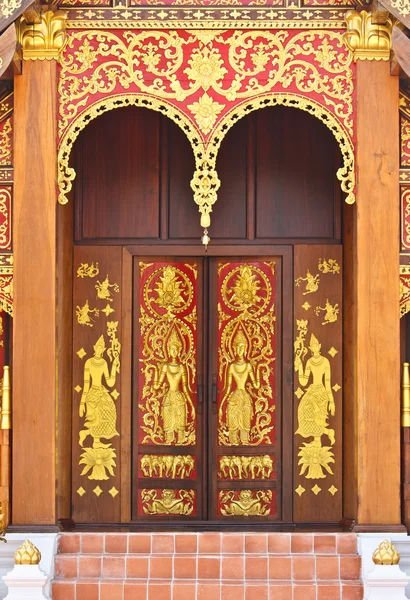 Talla de madera de puerta de iglesia de estilo tailandés nativo —  Fotos de Stock