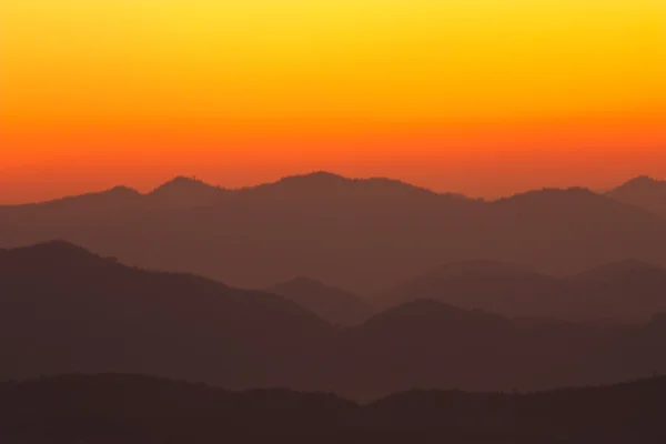 Morgen über den Bergen im Nordosten Thailands — Stockfoto