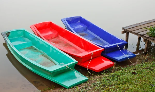 Красочные лодки — стоковое фото