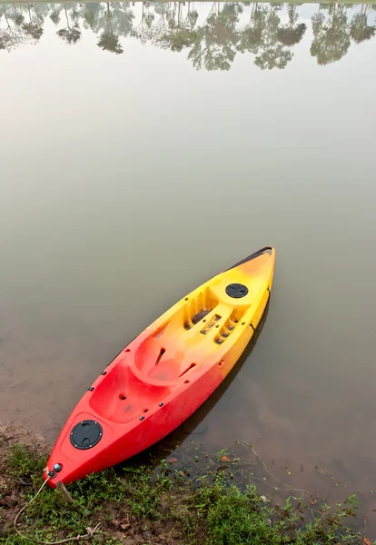 Göl renkli tekne ve ağaç yansıması — Stok fotoğraf