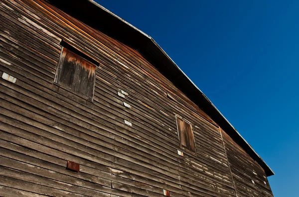 Staré dřevěné zdi a modrá obloha — Stock fotografie