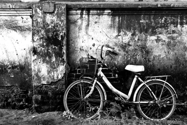 오래 된 자전거와 벽돌 벽 — 스톡 사진
