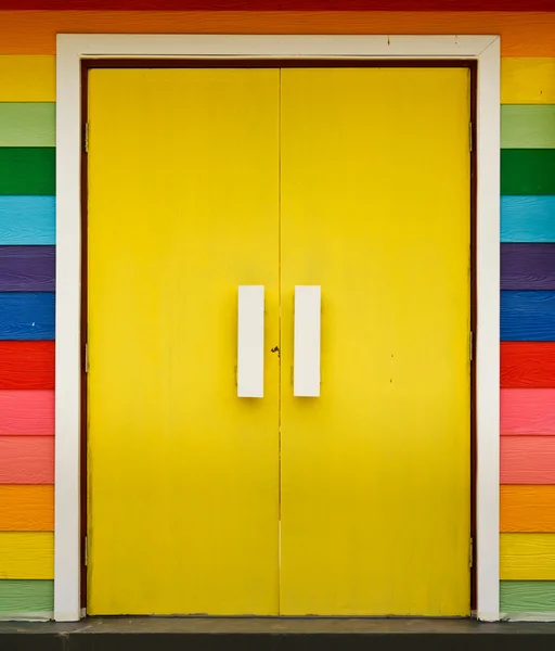Ljusa färg trä dörr — Stockfoto
