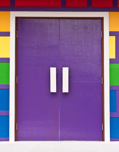 Světlé barevné dřevěné dveře — Stock fotografie