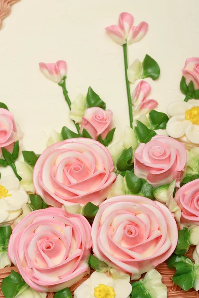 Flower cream on top of beatiful cake — Stock Photo, Image