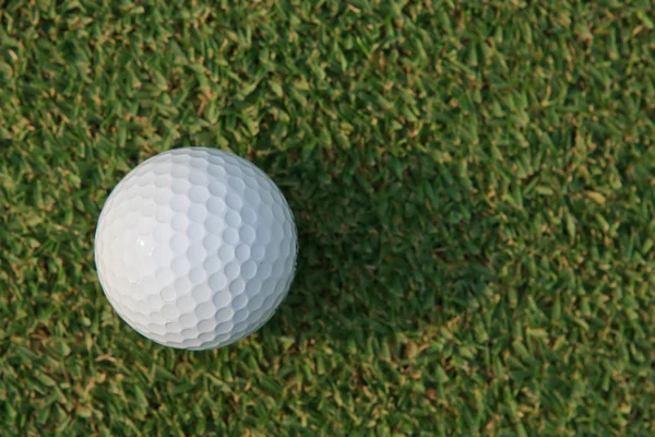 Golfbal op groen gras — Stockfoto