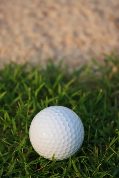 Golf ball en zand bunker — Stockfoto