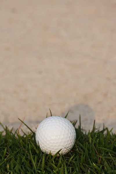 Гольф мяч и песчаный бункер — стоковое фото