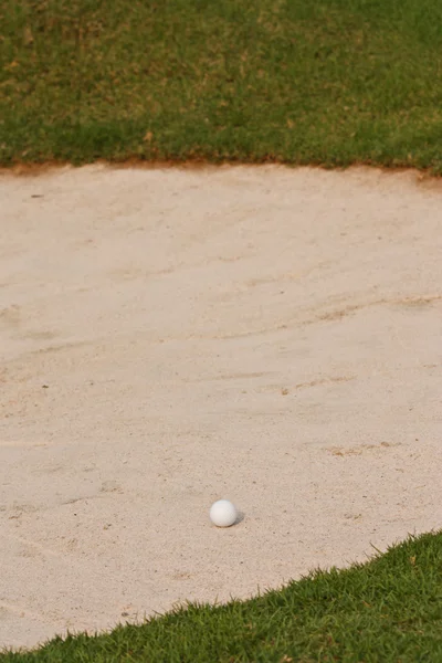 Golf ball och sand bunker — Stockfoto