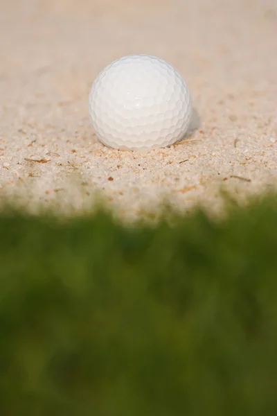 Balón de golf y bunker de arena — Foto de Stock