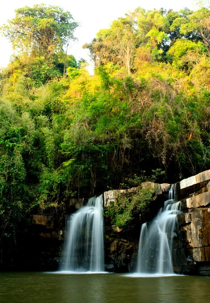 Wasserfall im tropischen Wald, nördlich von Thailand — Stockfoto