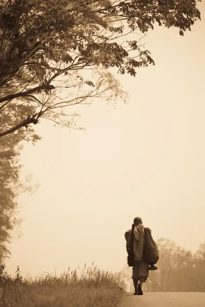 Monje budista tomar el camino en el bosque como una forma de meritamaki —  Fotos de Stock