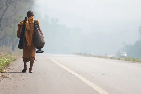 Buddhistický mnich vzít na cestu v lese jako forma meritamaki — Stock fotografie