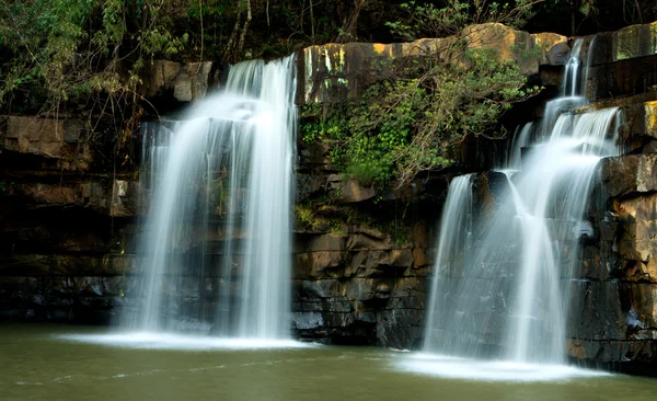 Cachoeira na floresta tropical, norte da Tailândia — Fotografia de Stock